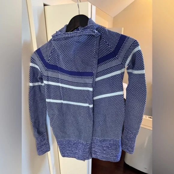 Ivivva EUC size 8/ feelin toasty Navy and Light Blue Striped Knit Sweater - Picture 2 of 12